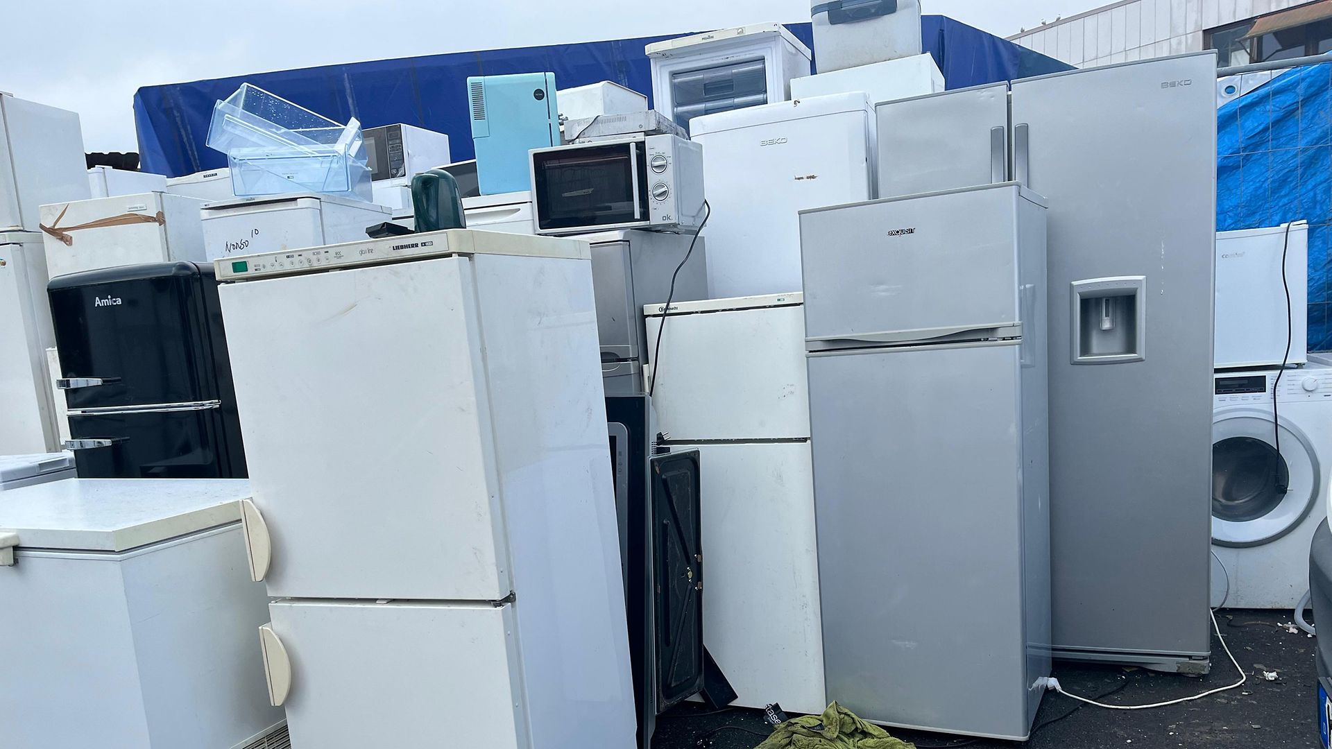 Alte Elektrogeräte wie Kühlschränke und Mikrowellen stehen nebeneinander