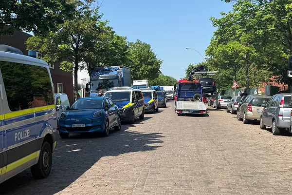 Verbundeinsatz von Polizei, Zoll und Bezirksamt Hamburg-Mitte zur Bekämpfung von „Schrottfahrzeugen“