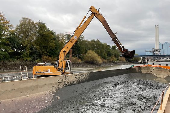 Baggerarbeiten zur Schiffbarkeit des Moorfleeter Kanals