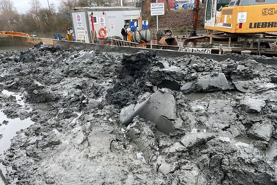 Baggerarbeiten mit Schlick im Vordergrund