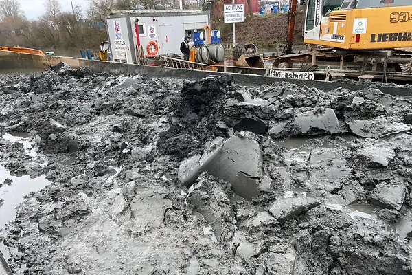 Baggerarbeiten mit Schlick im Vordergrund