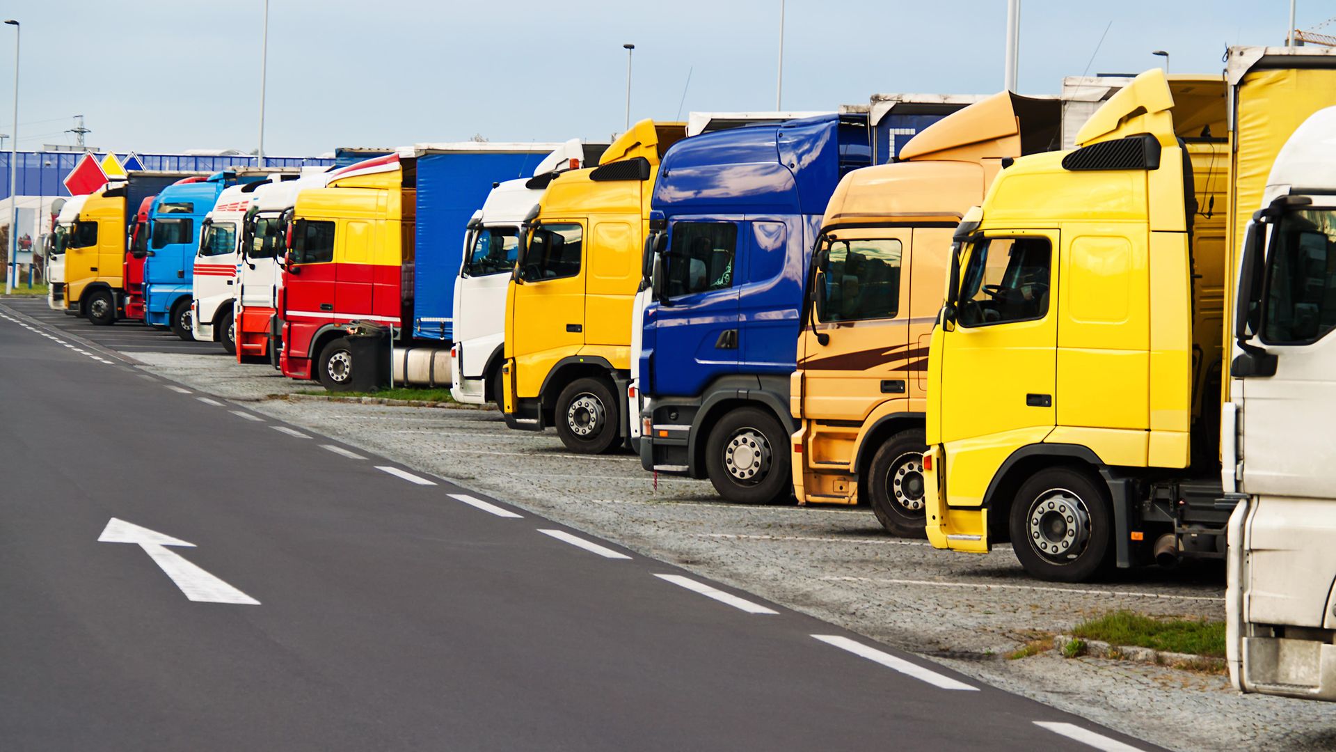 Parkende LKWs neben der Fahrbahn