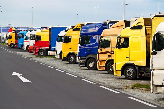 Parkende LKWs neben der Fahrbahn