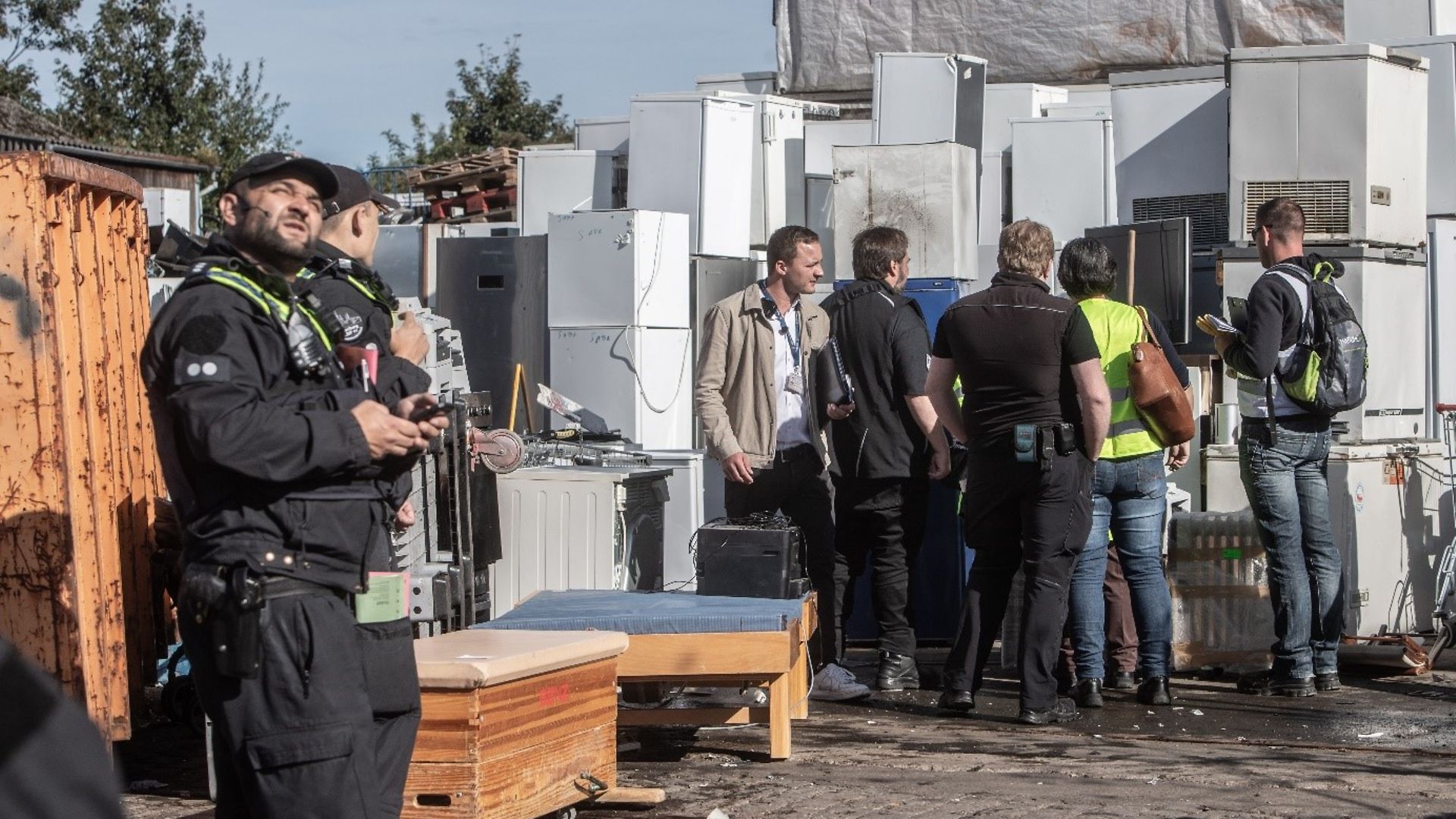 Task-Force Einsatz auf einem Gelände. Insgesamt sieben Personen sowie Einrichtungsgegenstände und Elektrogeräte sind zu sehen.
