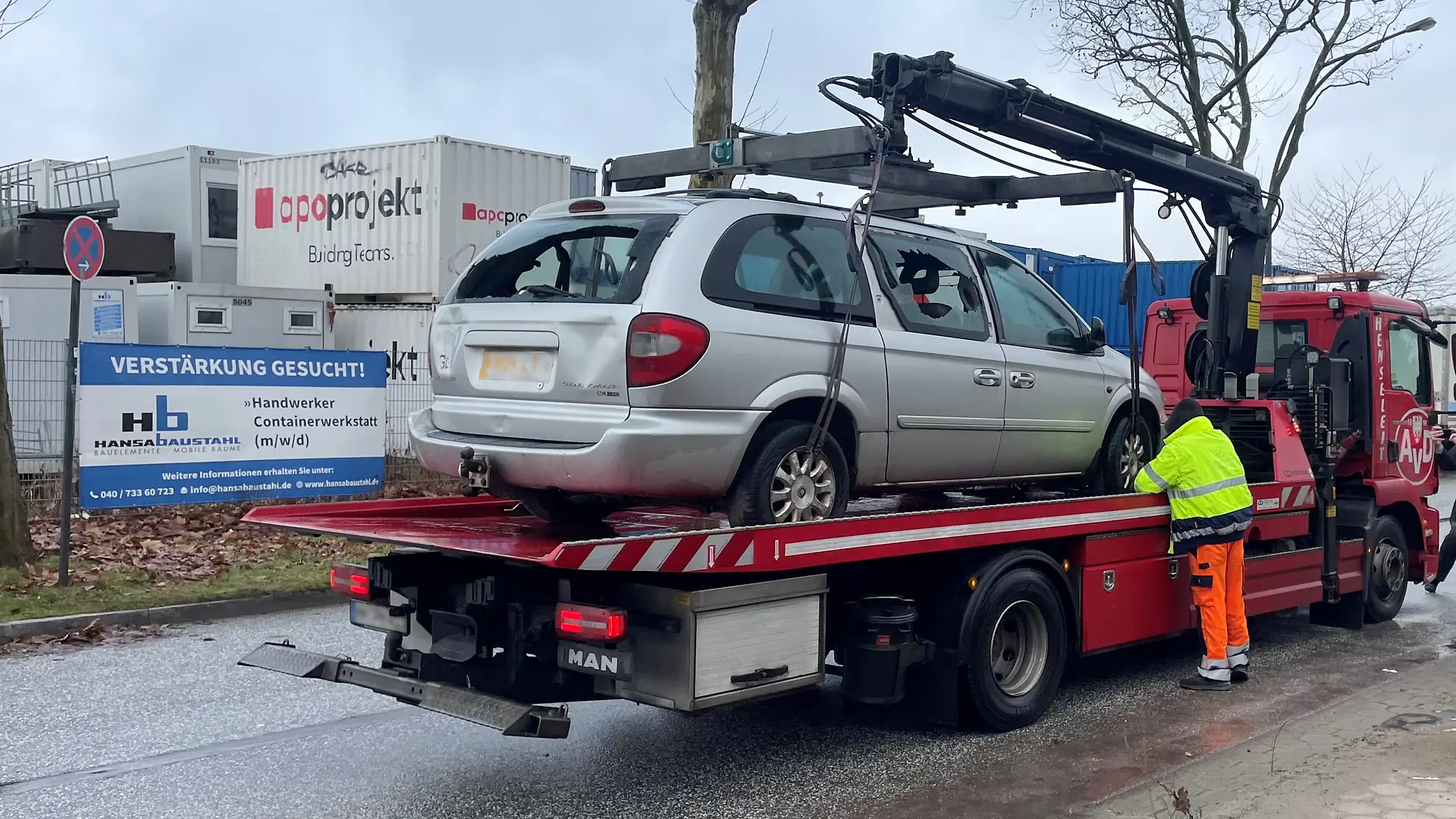 Ein beschädigtes PKW wird auf einen LKW geladen.