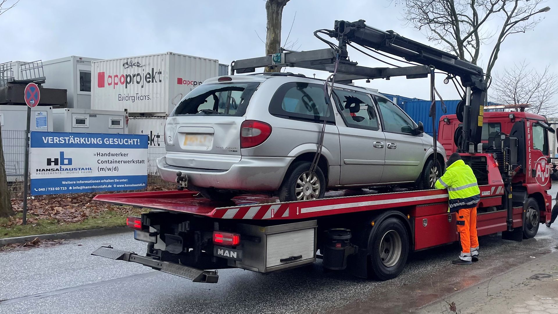 Ein beschädigtes PKW wird auf einen LKW geladen.