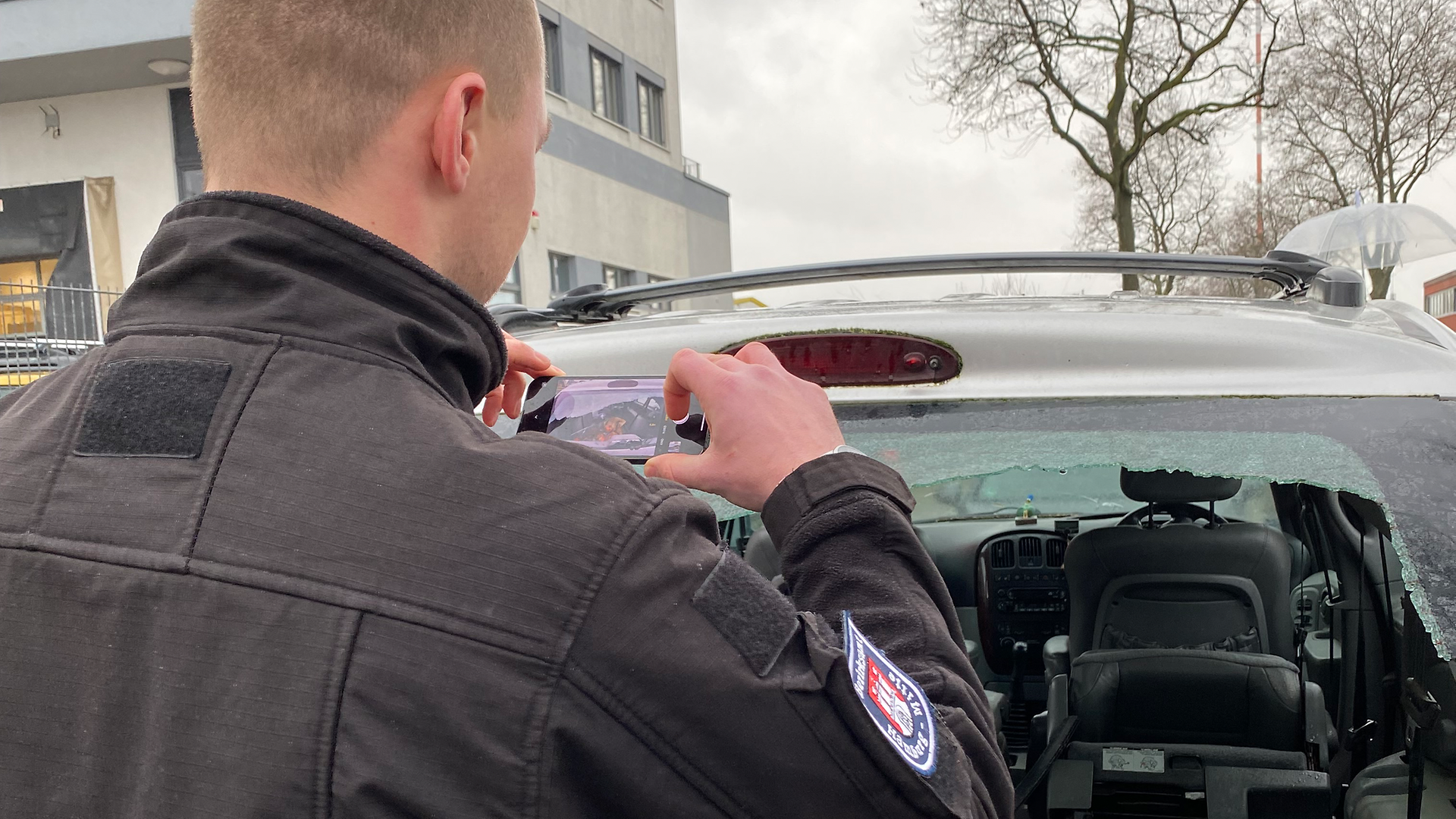 Ein Mitarbeiter des Bezirksamts Hamburg-Mitte fotografiert ein kaputtes Fahrzeug.
