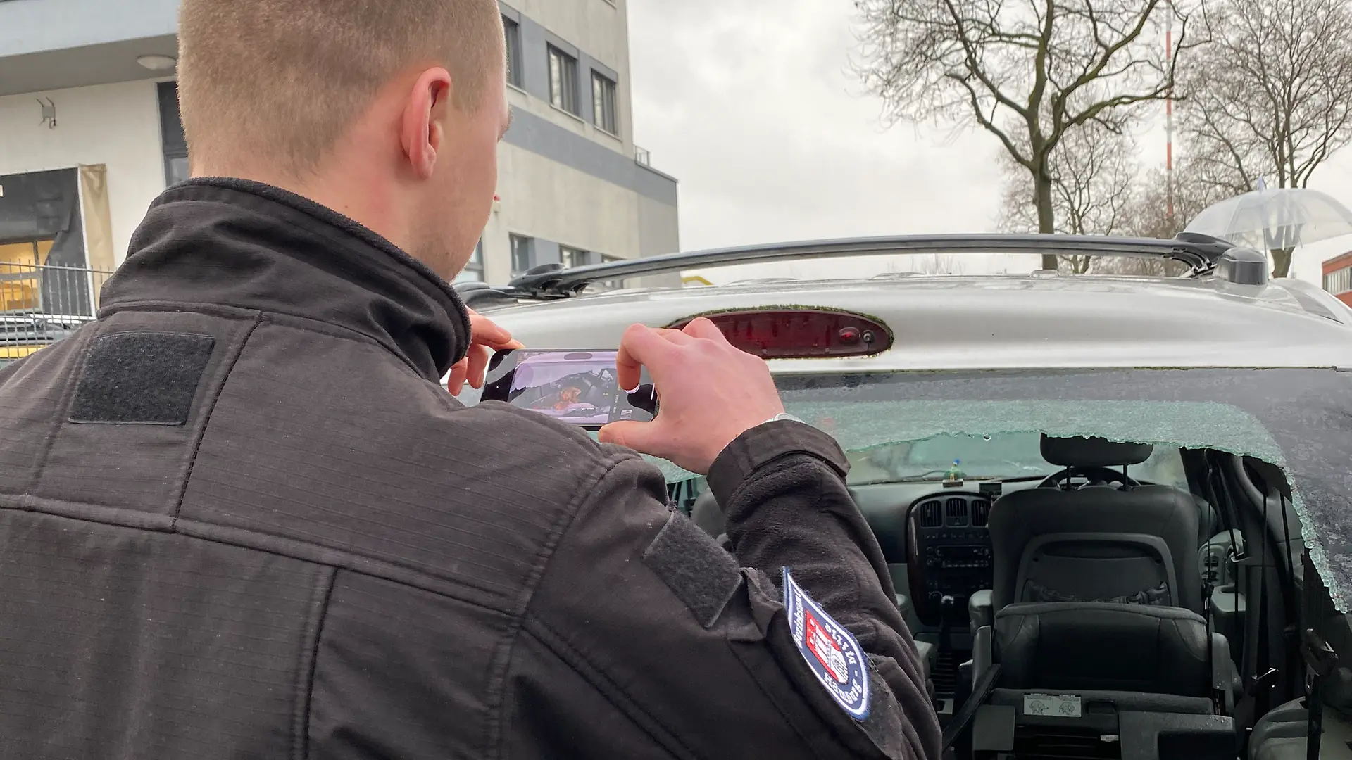 Ein Mitarbeiter des Bezirksamts Hamburg-Mitte fotografiert ein kaputtes Fahrzeug.