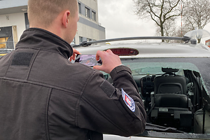 Ein Mitarbeiter des Bezirksamts Hamburg-Mitte fotografiert ein kaputtes Fahrzeug.