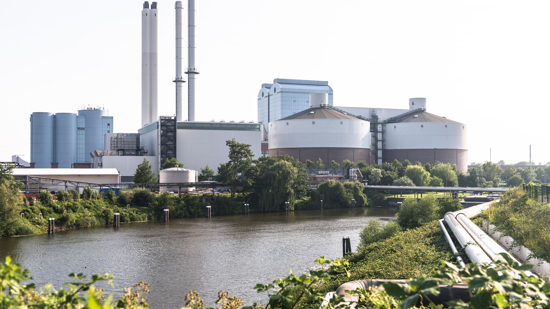 Industrieunternehmen am Tiefstackkanal