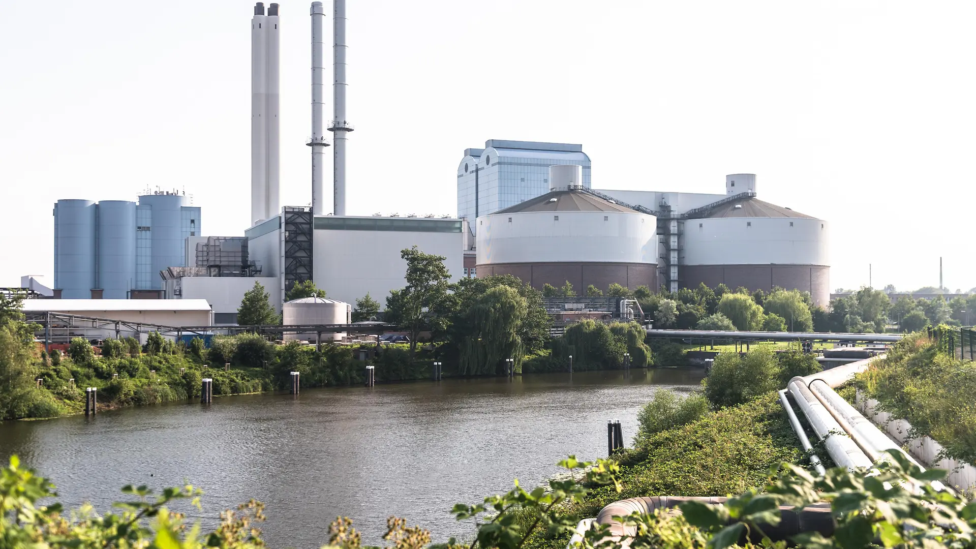 Industrieunternehmen am Tiefstackkanal