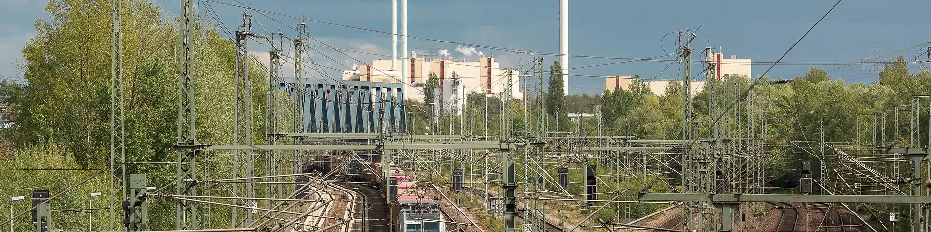Gleisanlage mit einem Güterzug und der Müllverwertung Borsigstraße im Hintergrund.