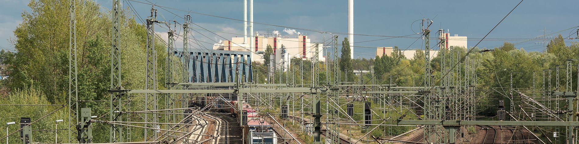 Gleisanlage mit einem Güterzug und der Müllverwertung Borsigstraße im Hintergrund.