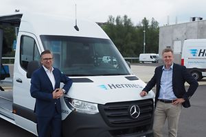 Pressefoto: Marco Schlüter und Olaf Lubenau stehen vor einem E-Transporter mit der Aufschrift Hermes
