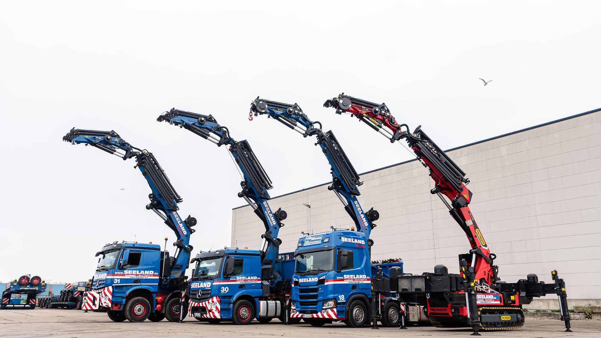 Drei LKW stehen auf Betriebsgelände