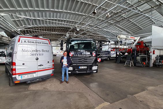 Geschäftsführer Philip Schlüter in der Halle seines Familienunternehmens.