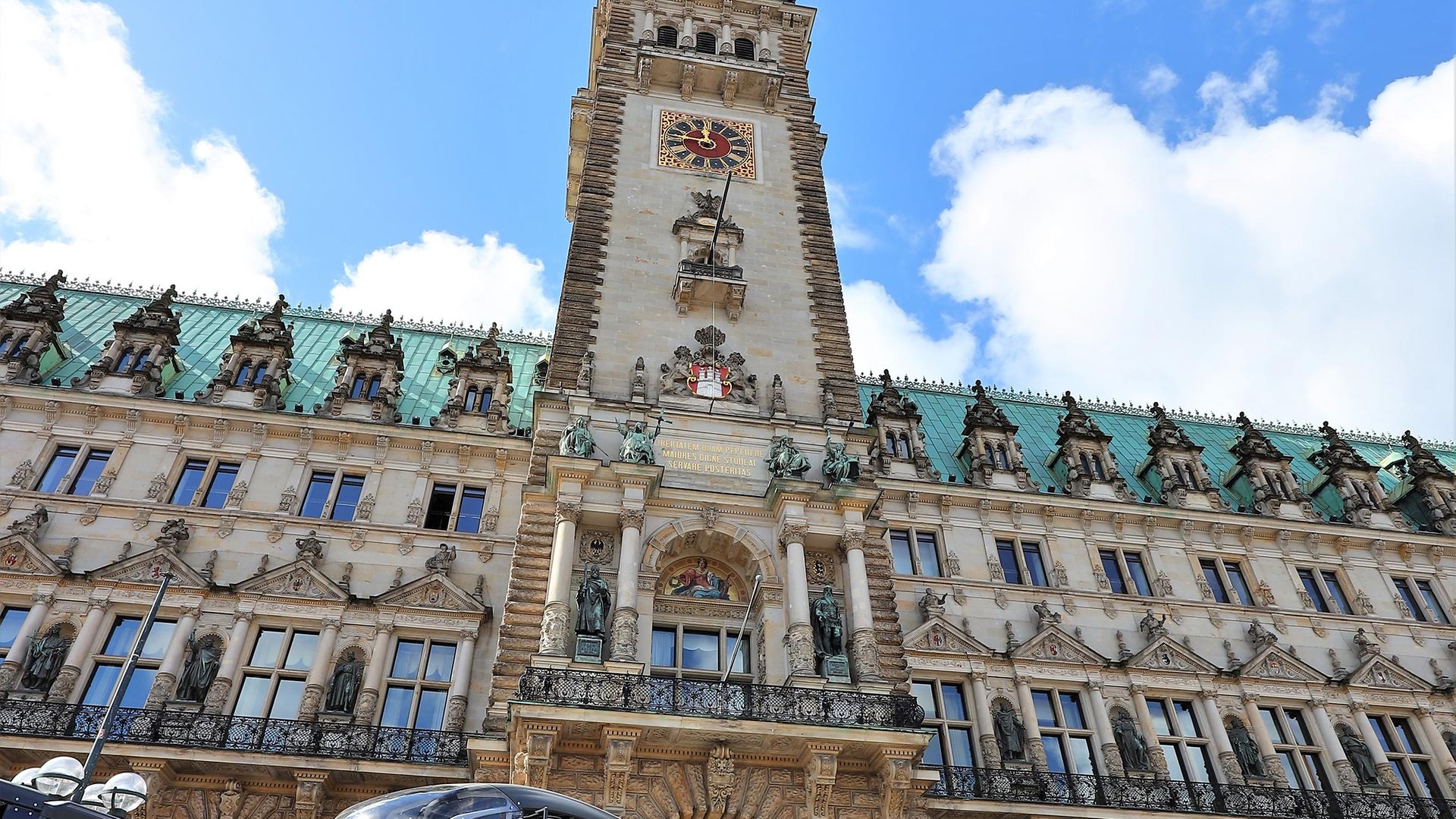 UPS E-Lastenräder geparkt vor dem Hamburger Rathaus.