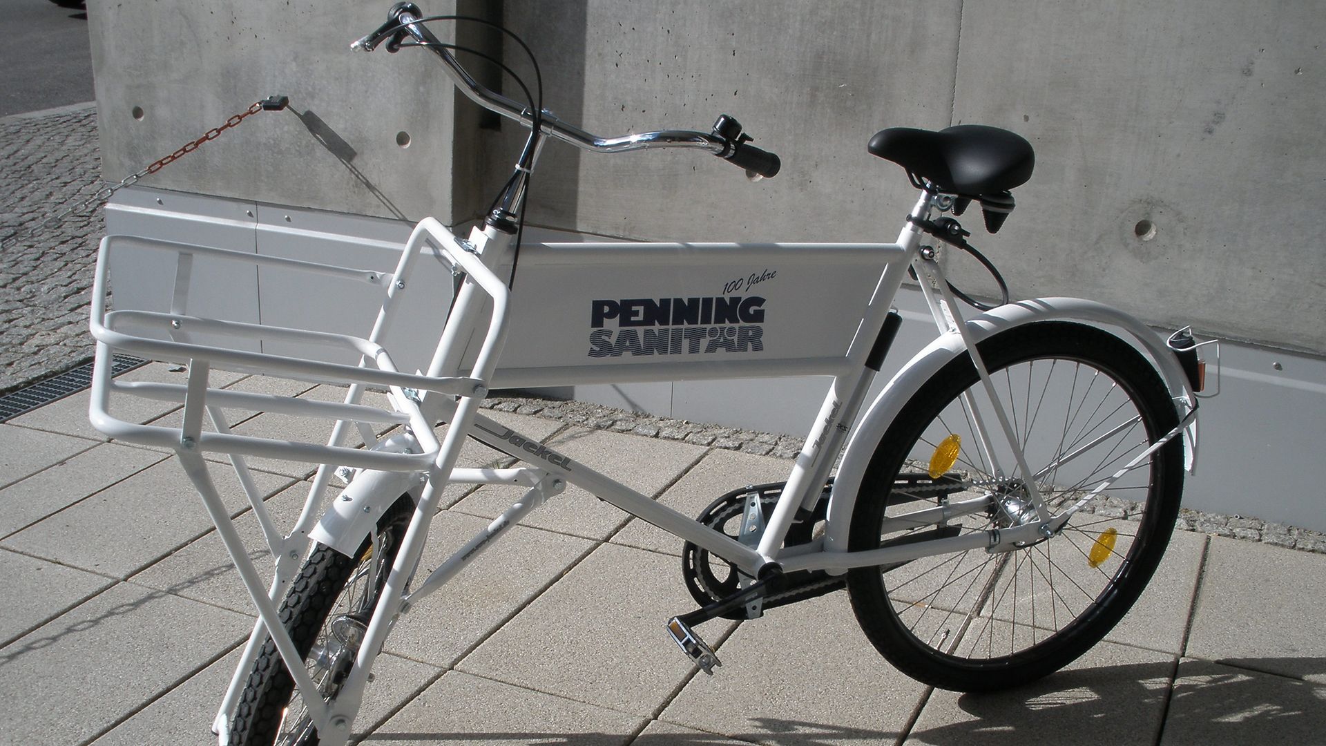 Weißes Betriebsfahrrad mit dem Logo Penning Sanitär.