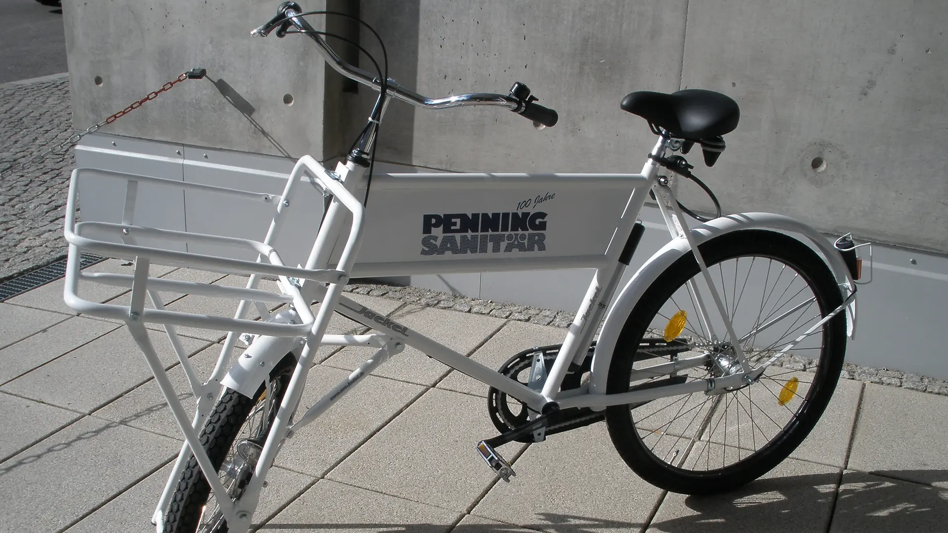 Weißes Betriebsfahrrad mit dem Logo Penning Sanitär.
