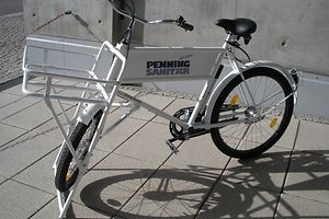 Weißes Betriebsfahrrad mit dem Logo Penning Sanitär.