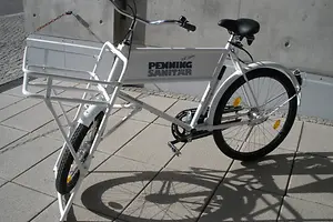 Weißes Betriebsfahrrad mit dem Logo Penning Sanitär.